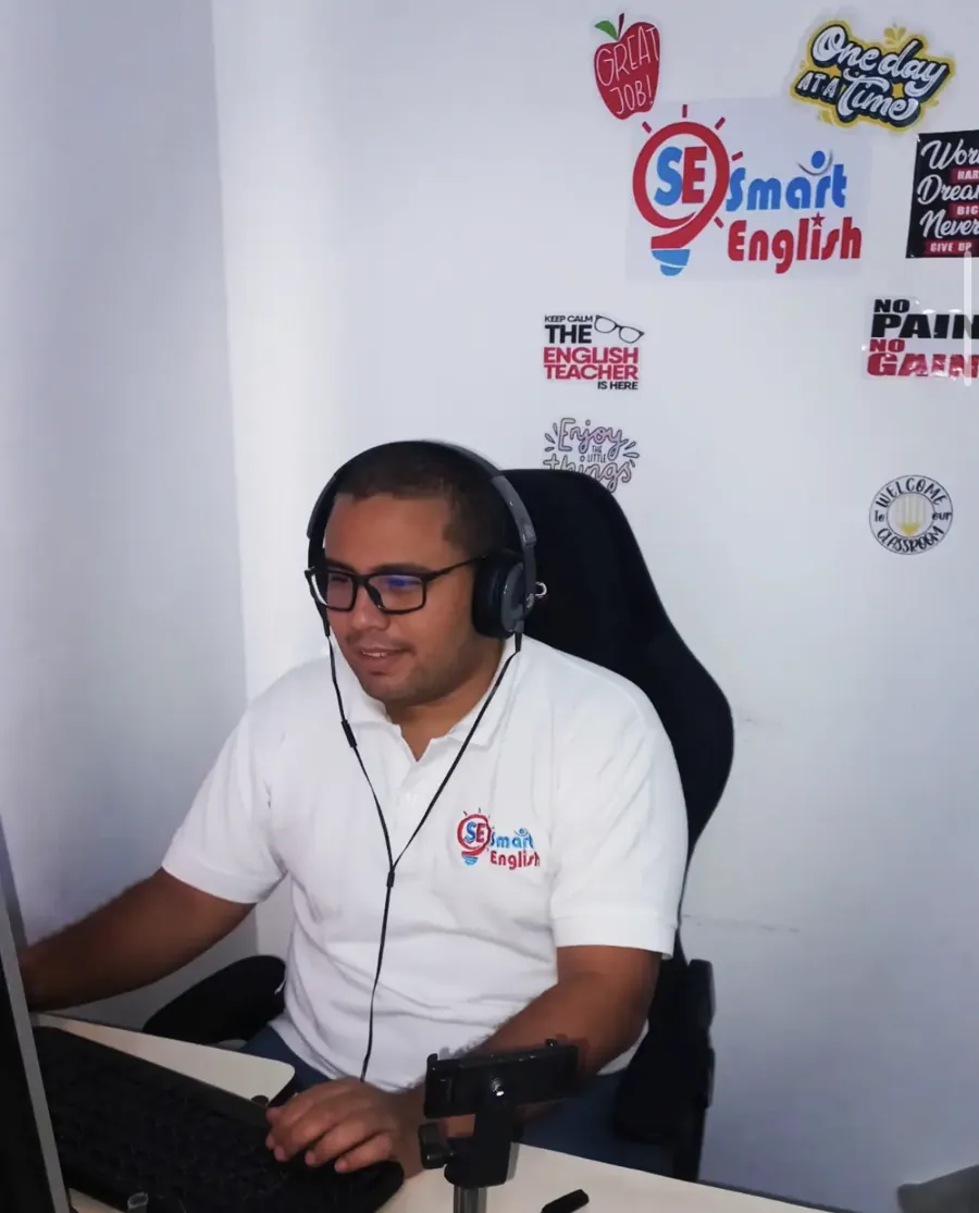 El profesor José Meléndez dando una clase online